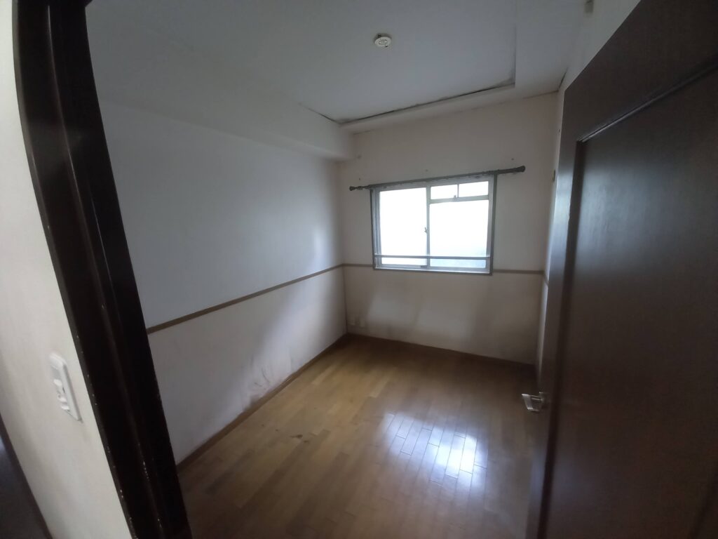 洋室(2)の施工前